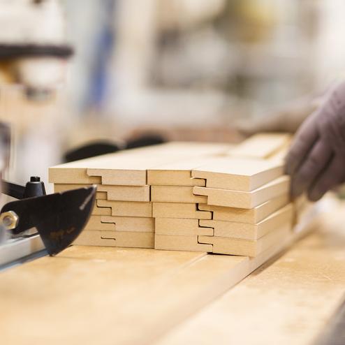 Werkstatt Tischlerei Holzstücke, die auf Werkbank bearbeitet werden