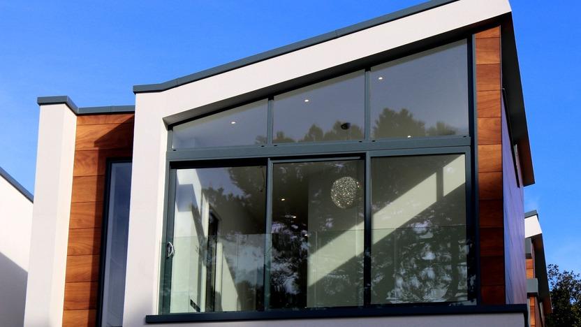 Große Fensterfront Große Fensterfront am oberen Stockwerk vom Haus