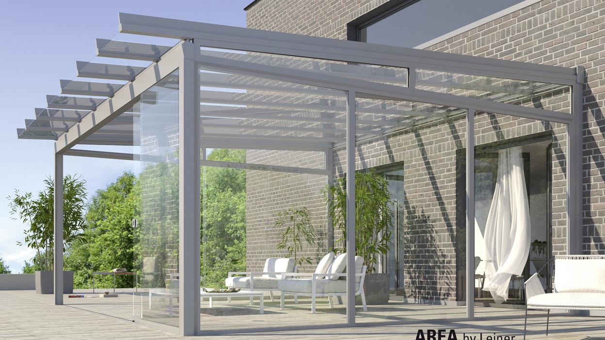 Sommergarten mit Festverglasung Sommergarten mit grauem Gerüst an Steinmauer