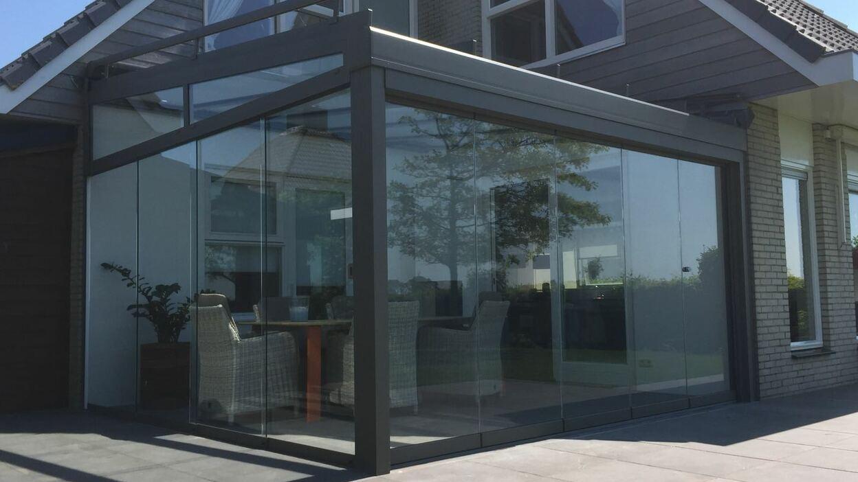 Sommergarten Eckhaus Sommergarten mit anthrazitfarbenden Gerüst integriert in Eckhaus