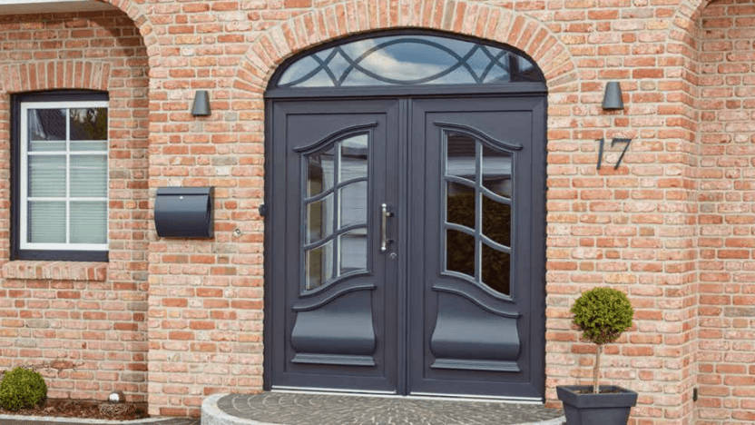Haustür anthrazit Haustür anthrazitfarbend in Steinhaus mit Fensterelementen und Verzierung