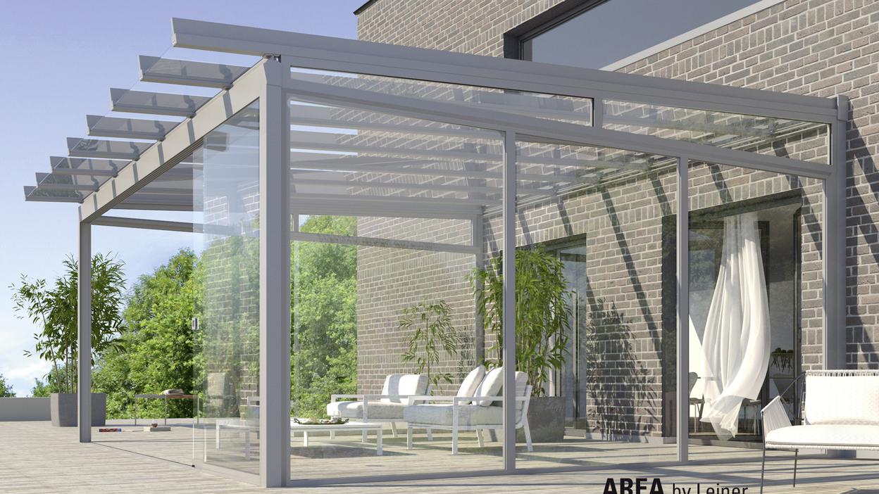 Sommergarten mit grauem Ger&uuml;st an Steinmauer