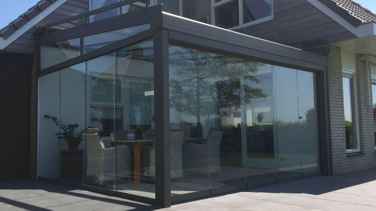 Sommergarten mit anthrazitfarbenden Ger&uuml;st integriert in Eckhaus