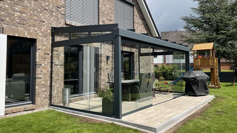 Sommergarten auf Holzterasse Sommergarten auf Holzterasse umgeben von Wiese im Garten