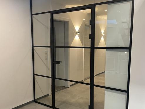 Glastür in Ausstellung PID Glastür in Ausstellung PID