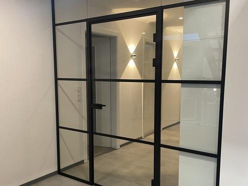 Glastür in Ausstellung PID