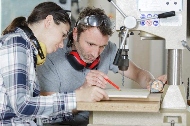 Mitarbeiter Tischlerei Mitarbeiter bei der Arbeit an Holz in Tischlerei