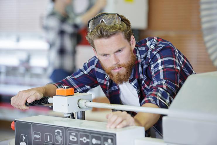 Mitarbeiter Tischlerei Werkbank Mitarbeiter Tischlerei an Werkbank