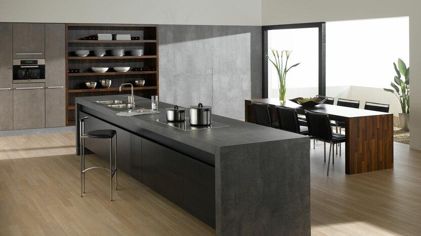 Küchen- und Esszimmerimpression mit verschiedenen Holzstilen Küchen- und Esszimmerimpression mit einer Kombination aus Holz- und Stein-/ Betonoptik und Einbauschränken