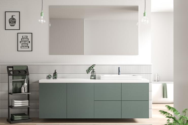 Modernes Bad nach Maß mit grünen Akzenten Elegantes, minimalistisches Bad nach Maß mit grünen Unterschränken, weißen Metrofliesen und stilvollen Hängeleuchten.