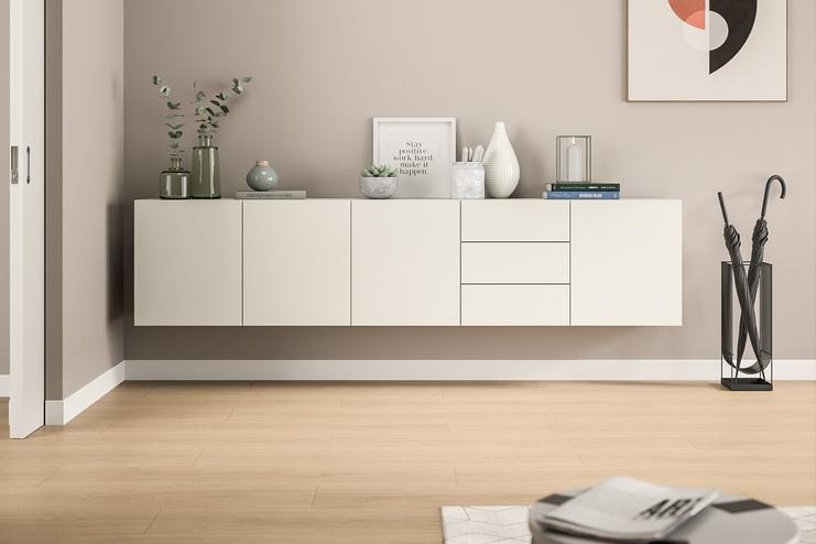 Minimalistisches, wandmontiertes Hängeboard nach Maß in cremeweiß, dekoriert mit Pflanzen und Wohnaccessoires, schafft eine elegante Atmosphäre im Eingang.