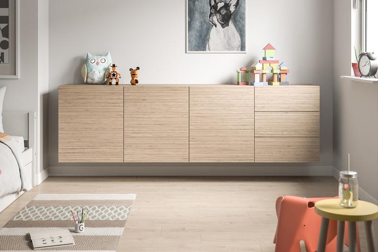 Ein elegantes, niedriges Hängeboard nach Maß in heller Holzoptik bietet praktischen Stauraum und eine Ablagefläche für Spielzeuge und Deko im Kinderzimmer.