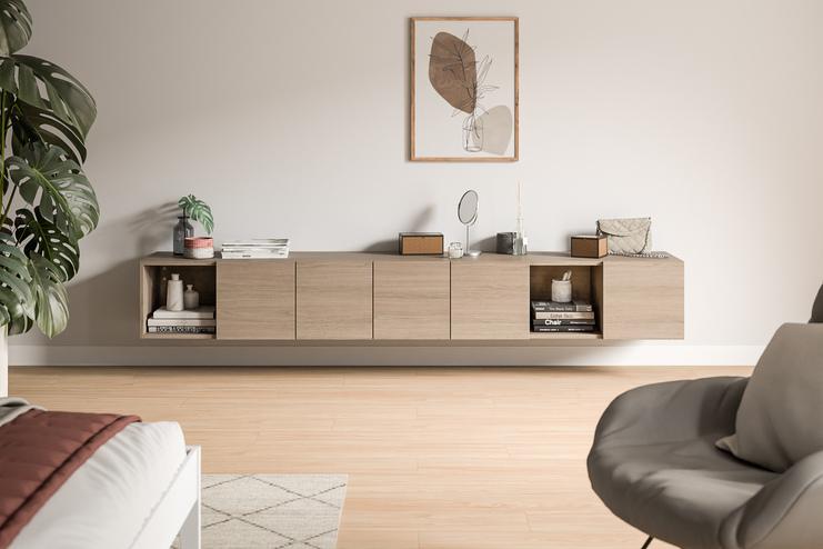 Elegantes, maßangefertigtes Sideboard in heller Holzoptik mit offenen Fächern und Schubladen, dekoriert mit Pflanzen und Büchern.