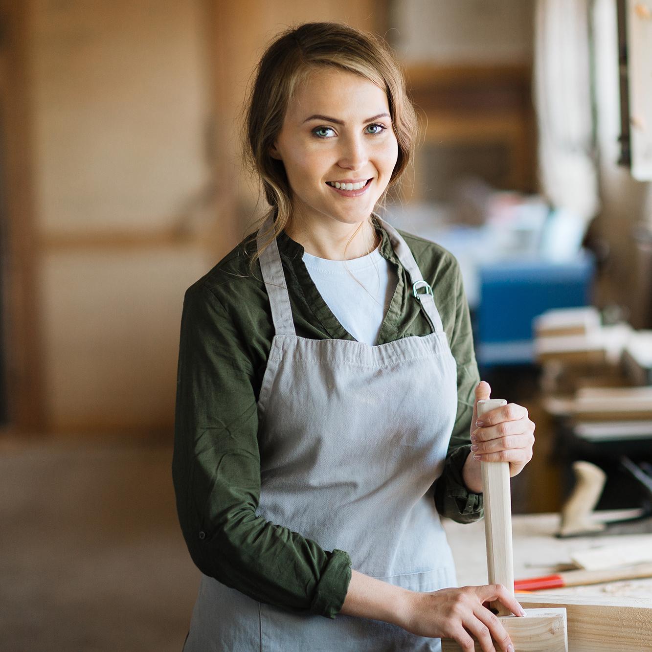 Lächelnde Tischler Auszubildende