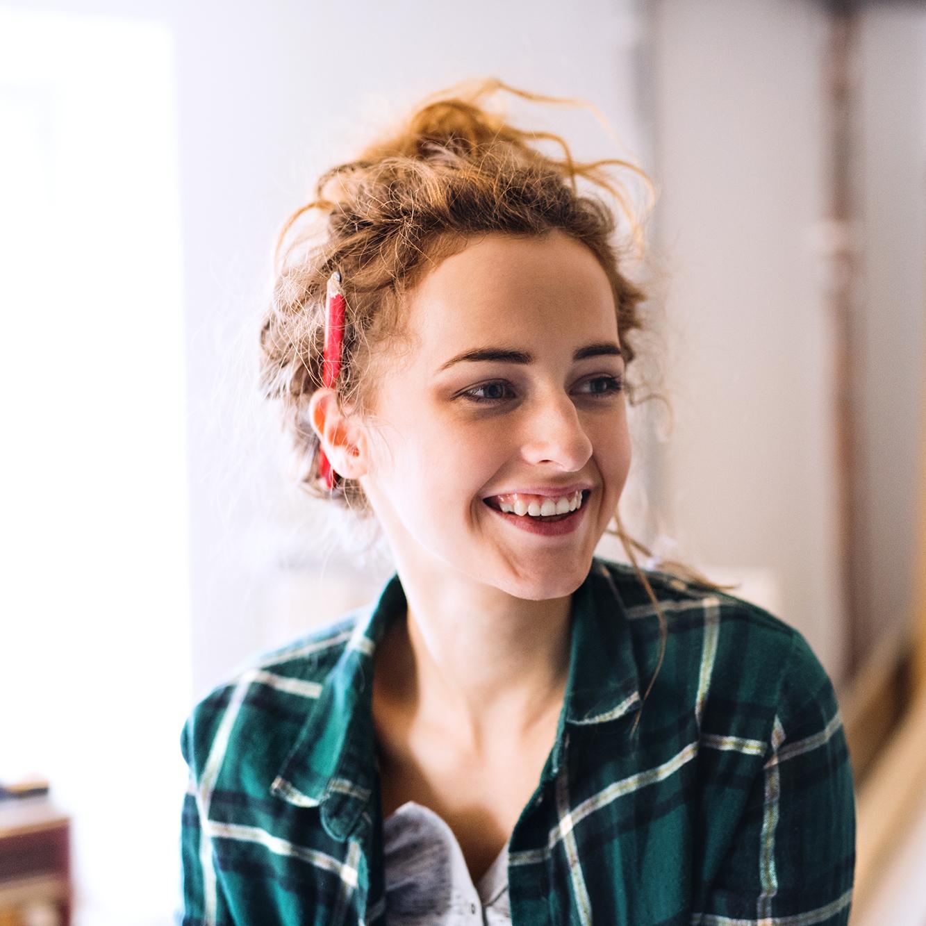 Nahaufnahme einer Auszubildenden beim Tischler